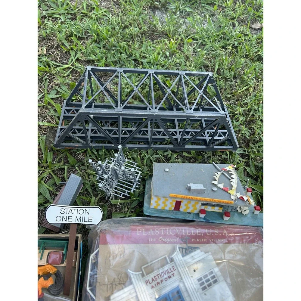 Vintage HO Scale Model Buildings Bridges Lot Plasticville Lionel Bachmann Etc
